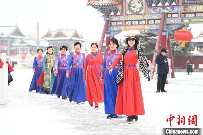 2月13日，老年人在呼和浩特市大召廣場拍照“打卡”。　劉文華 攝