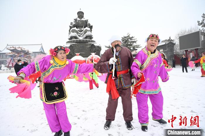 2月13日，秧歌隊在呼和浩特市大召廣場雪中起舞?！⑽娜A 攝