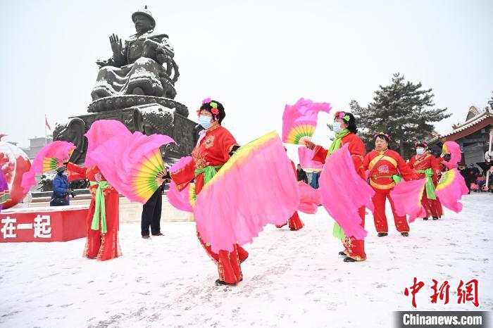 2月13日，秧歌隊在呼和浩特市大召廣場雪中起舞?！⑽娜A 攝