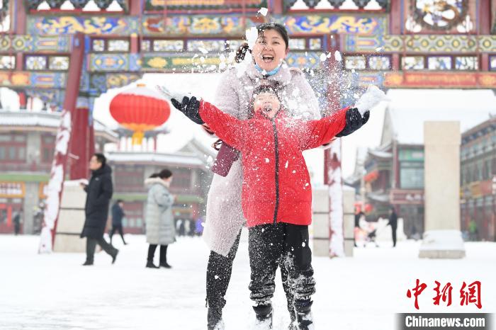 2月13日，家長與小朋友在呼和浩特市大召廣場享雪趣。　劉文華 攝