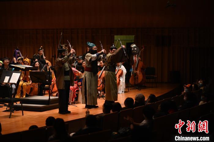 圖為“劉備、關(guān)羽、張飛”亮相音樂會。　西安交響樂團(tuán)供圖