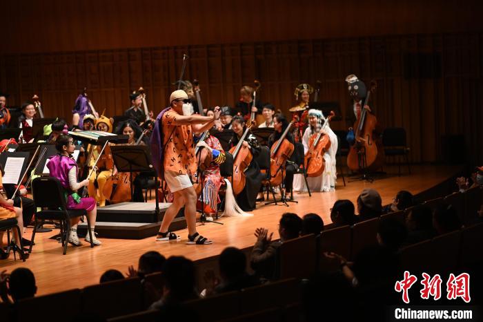 圖為樂團(tuán)指揮“龜仙人”。　西安交響樂團(tuán)供圖
