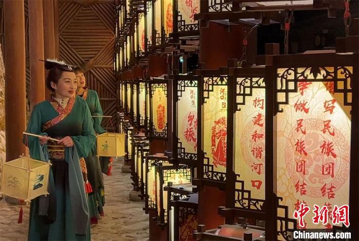 圖為游客身著古裝逛燈會(huì)?！堈裣?攝