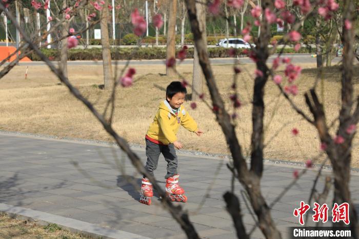 小朋友公園里玩耍?！∴囆?qiáng) 攝