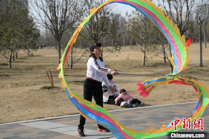 市民在公園里上演彩綢舞?！∴囆?qiáng) 攝