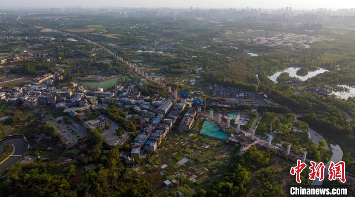 航拍正在建設(shè)中的成都至自貢高速鐵路成都段?！⒅铱?攝