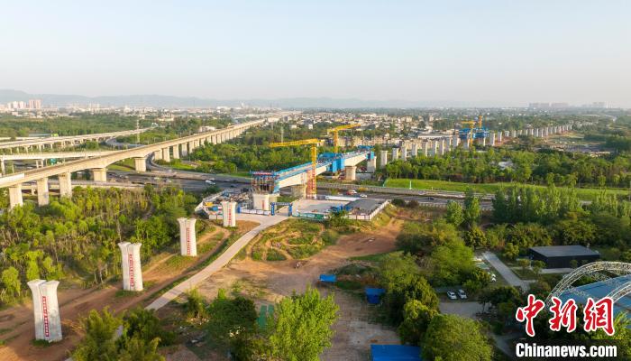 航拍正在建設(shè)的成都至自貢高速鐵路跨成都繞城高速公路連續(xù)梁施工現(xiàn)場。　劉忠俊 攝