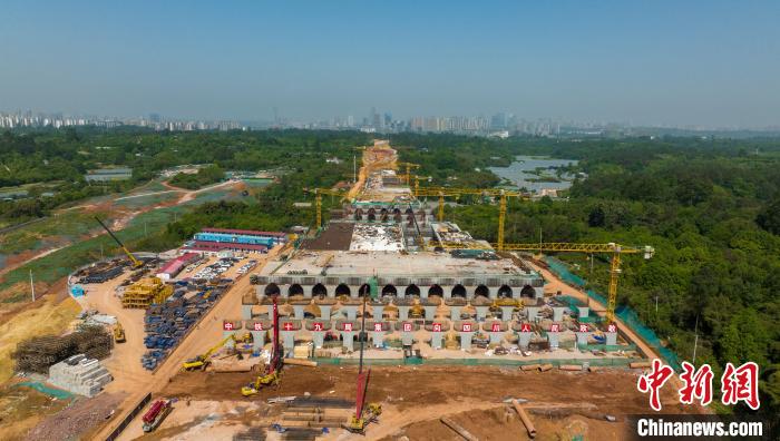 加緊施工建設(shè)的天府站多線橋?！⒅铱?攝
