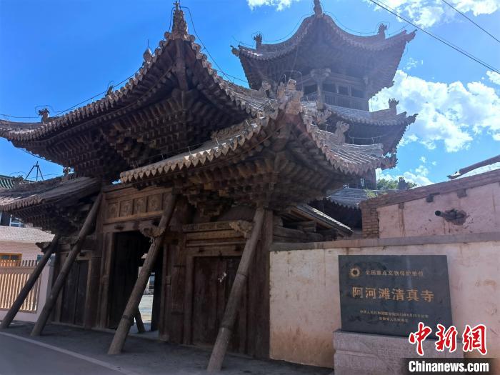 圖為集漢、藏、伊斯蘭風格于一體的700年歷史的全國重點保護文物——阿河灘清真寺?！埡ｖ?攝