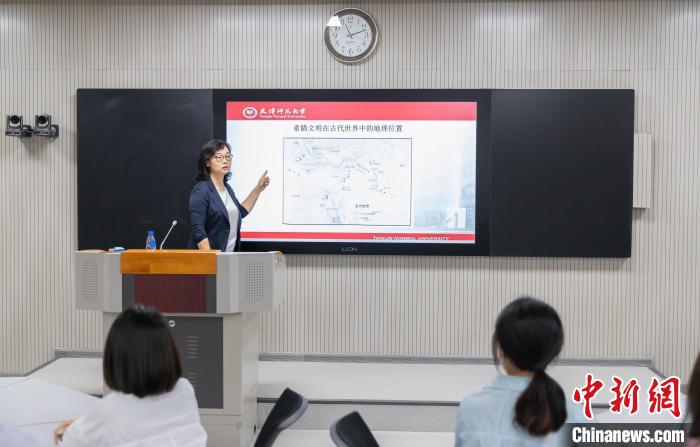 天津師范大學(xué)跨文化與世界文學(xué)研究院院長(zhǎng)、教授郝嵐正在為同學(xué)們上課。　王在御 攝