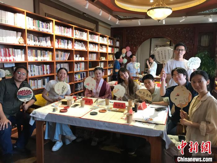 9月14日，“月動(dòng)臨秋扇”中華傳統(tǒng)文化沉浸式體驗(yàn)活動(dòng)在北京紀(jì)曉嵐故居舉辦。陳建新 攝 陳建新 攝