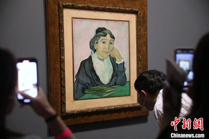 觀眾欣賞梵高畫作《阿爾勒婦女(吉努夫人肖像)》?！埡鄠?攝