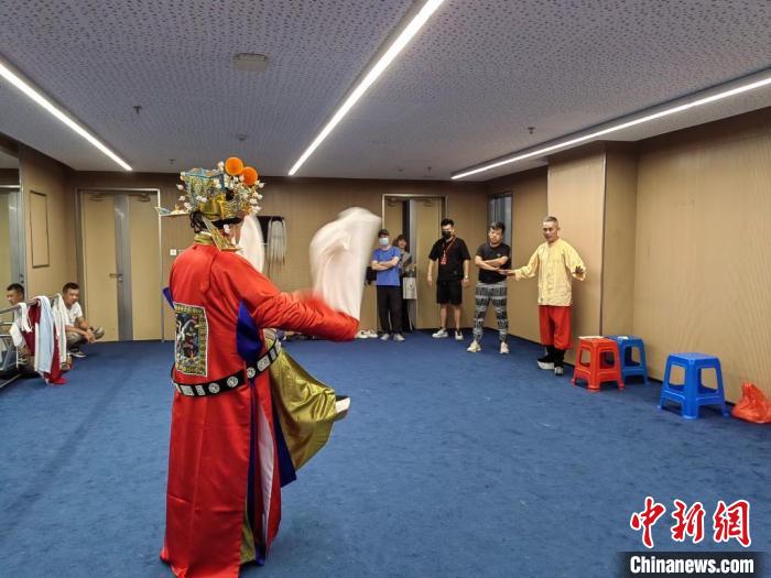 “天下第一團”正在進行練習?！±ド绞形捏w廣電和旅游局供圖