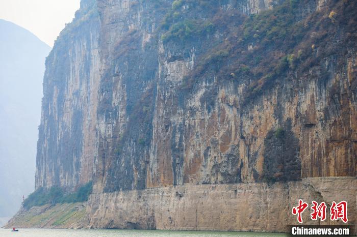 圖為瞿塘峽兩岸壯麗景致?！×簹J卿 攝