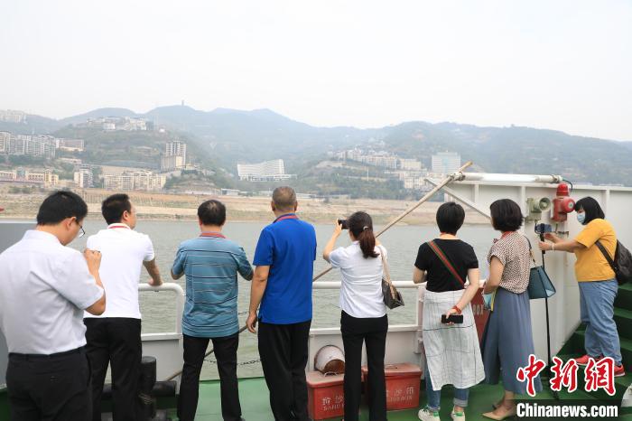重慶市政協(xié)“同心聚力巴渝行”主題采訪團15日走進奉節(jié)，了解當?shù)卣f(xié)委員護江成效?！×簹J卿 攝
