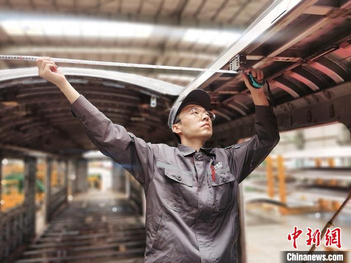 王漢卿在安裝車(chē)頂二次骨架吊?！∈茉L者供圖