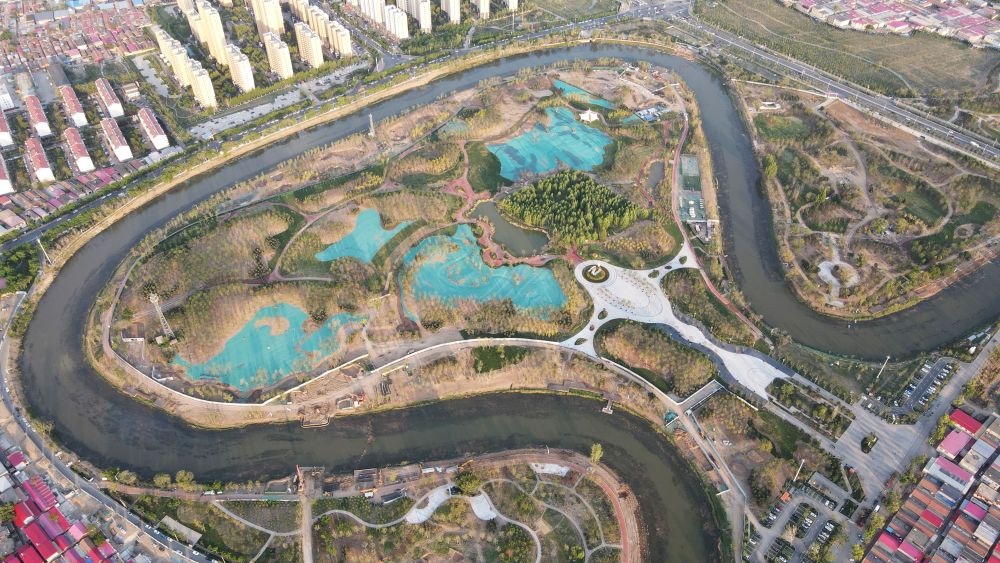 　圖為4月30日拍攝的河北滄州市區(qū)的大運(yùn)河“Ω”形河道。新華社發(fā)(傅新春 攝)