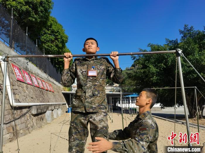新兵尤云龍正在進(jìn)行器械訓(xùn)練。　馬濤 攝