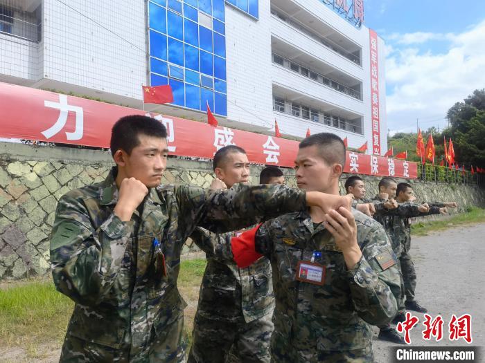 新兵尤云龍(左)不斷向一名合格軍人蛻變?！￡愴?攝