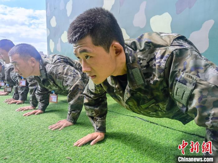 尤云龍正在和戰(zhàn)友進(jìn)行體能訓(xùn)練。　林靖松 攝