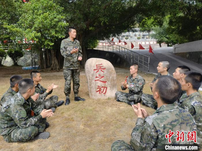 尤云龍為戰(zhàn)友講述父輩保家衛(wèi)國的故事?！＄姛樋?攝
