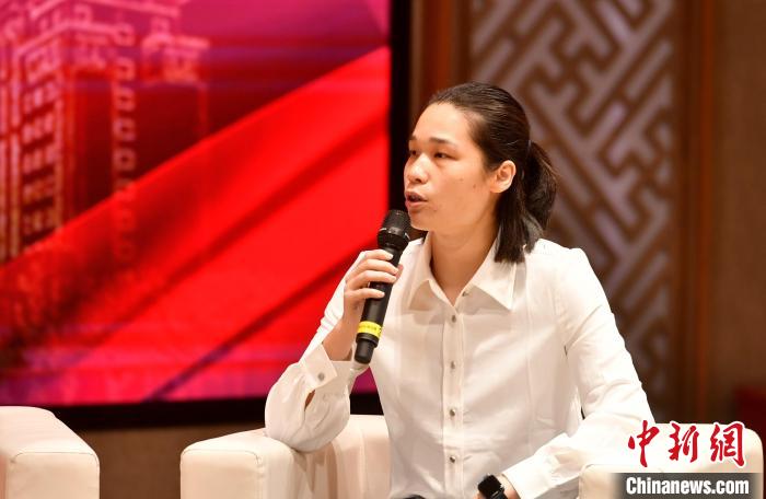 圖為林莉在福建師范大學(xué)分享會(huì)上發(fā)言。　呂明 攝