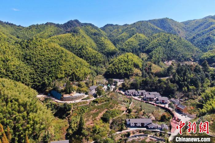 航拍江西井岡山市神山村，青山環(huán)繞，風景秀美?！⒘?攝