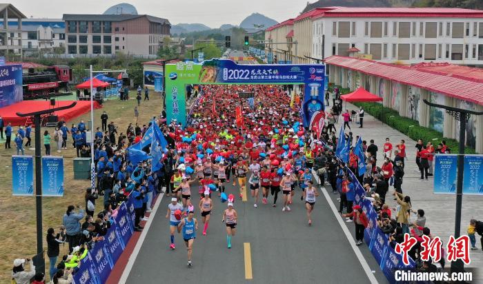 2022年龍虎山半程馬拉松鳴槍開跑。　劉志琨 攝