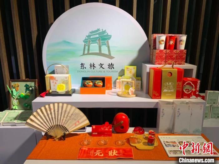 發(fā)展論壇現場展出的無錫城市文創(chuàng)作品?！O權 攝
