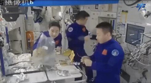 神舟十四號(hào)航天員在軌品嘗美食。圖片來源：中國載人航天工程辦公室官方微信