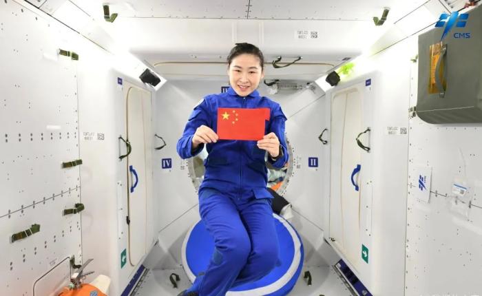 航天員劉洋背后是問天實(shí)驗(yàn)艙睡眠區(qū)。圖片來源：中國載人航天工程辦公室官方微信