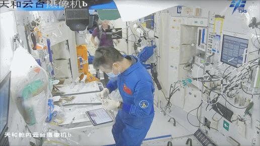 開展水樣微生物檢測(cè)。圖片來源：中國載人航天工程辦公室官方微信