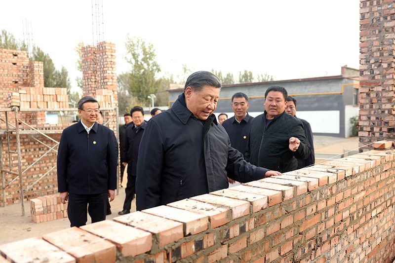 2023年11月10日，習(xí)近平總書記在河北保定涿州市刁窩鎮(zhèn)萬全莊村房屋重建施工現(xiàn)場考察。