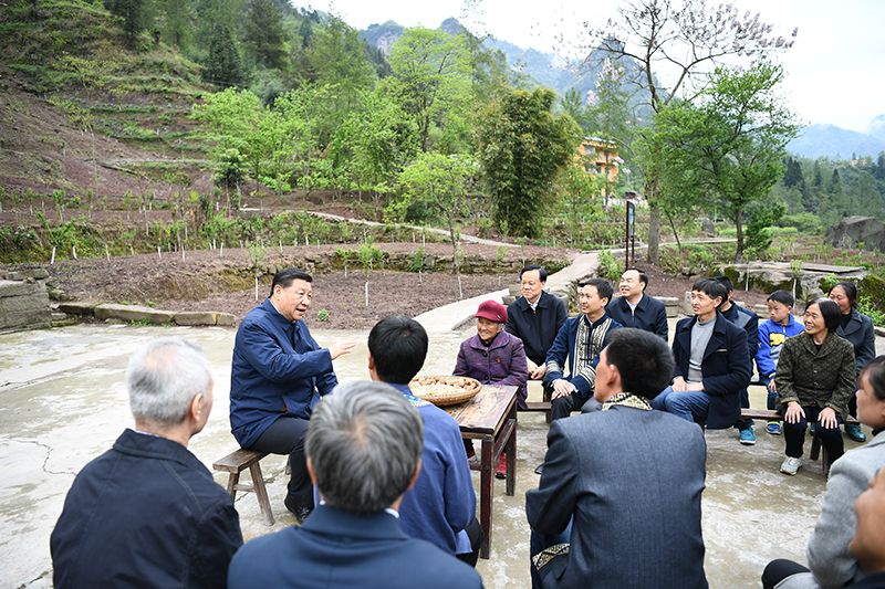 2019年4月15日，習(xí)近平總書記在重慶石柱土家族自治縣中益鄉(xiāng)華溪村同村民代表、基層干部、扶貧干部、鄉(xiāng)村醫(yī)生等圍坐在一起，共話脫貧攻堅。