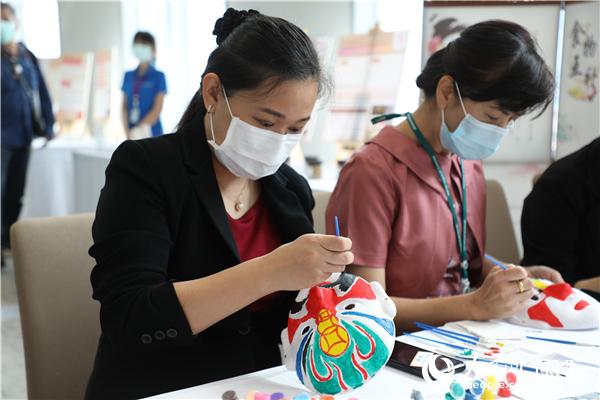 展覽會(huì)現(xiàn)場(chǎng)，泰國(guó)民眾體驗(yàn)畫(huà)臉譜。人民網(wǎng)記者 趙益普攝