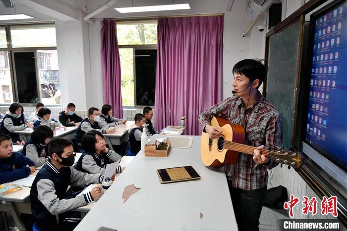 圖為3月16日，張家豪在福建福州延安中學(xué)教學(xué)。 <a target='_blank' href='/'><p  align=
