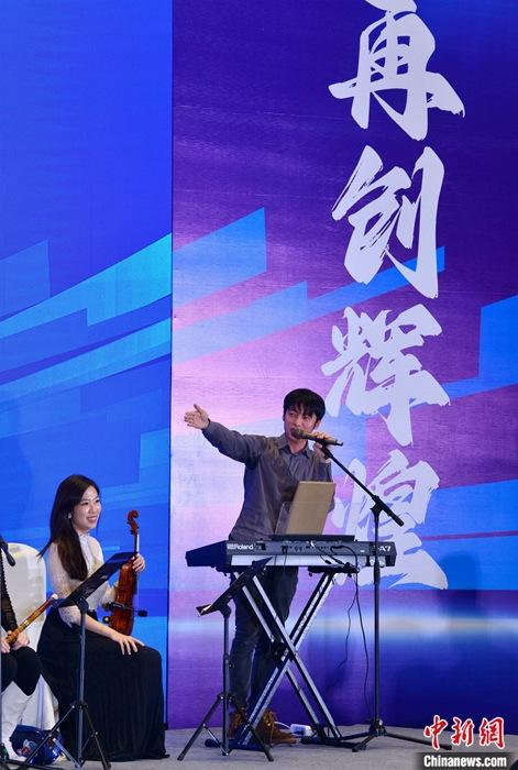 圖為3月9日，福建福州，張家豪(右)與林佳臻在臺(tái)上演出。 <a target='_blank' href='/'><p  align=