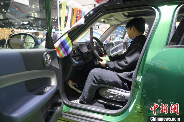 圖為觀眾在展會試駕車輛?！⑿?攝