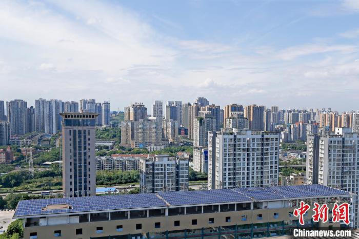 圖為輝騰能源在重慶市九龍坡區(qū)留學(xué)生創(chuàng)業(yè)園屋頂建設(shè)的光伏發(fā)電示范項(xiàng)目?！∈茉L企業(yè)供圖
