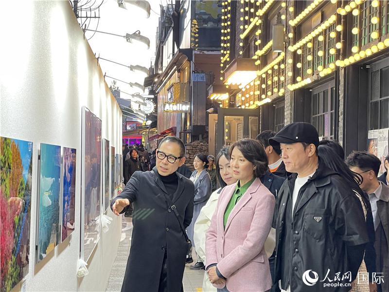 韓國中小風(fēng)險(xiǎn)企業(yè)部長官李永參觀梨泰院街頭藝術(shù)展。實(shí)習(xí)生 許鵬飛攝