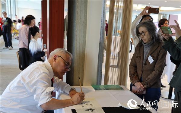 “聯(lián)合國中文日”慶?；顒由线M行了書法等中國文化展示。人民網(wǎng)記者 尚凱元攝