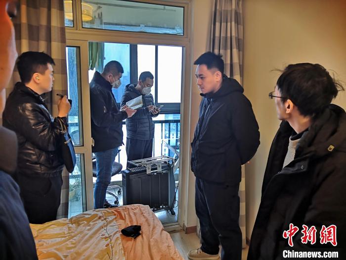 丹東市公安局民警抓捕犯罪嫌疑人，在其家中進行搜查?！〉|市公安局供圖
