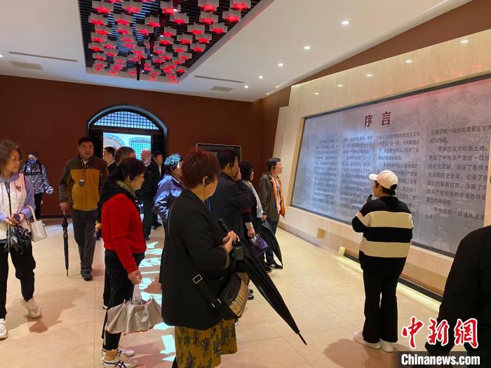 中共中央統(tǒng)戰(zhàn)部舊址里參觀者絡(luò)繹不絕?！±顣詡?攝