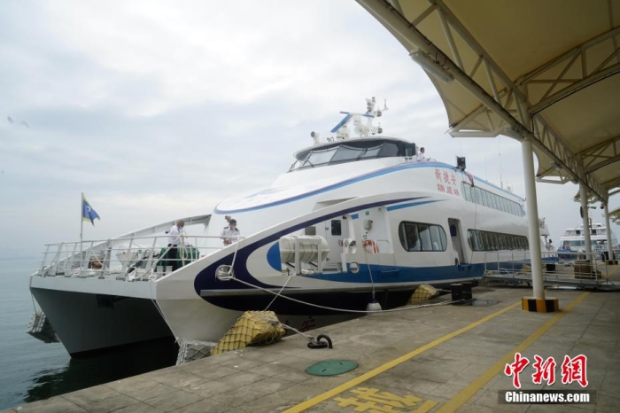 5月3日，“新捷安”輪載著157名乘客從廈門啟航前往金門，這是“新捷安”輪入列廈金航線后的首個航班。廈門海事局執(zhí)法人員對船舶進行了全面的開航前檢查，確保首航安全。“新捷安”輪總長43米、船寬10.5米、型深3.61米，載客量350人，是現(xiàn)有廈金客運航線參營客船中載客定額最大的雙體穿浪高速客船，用以替換原有的“捷安”輪。福建海事 供圖