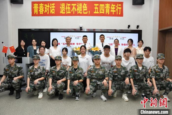 受邀功臣同師生代表合影?！≌闹菔型艘圮娙耸聞?wù)局供圖