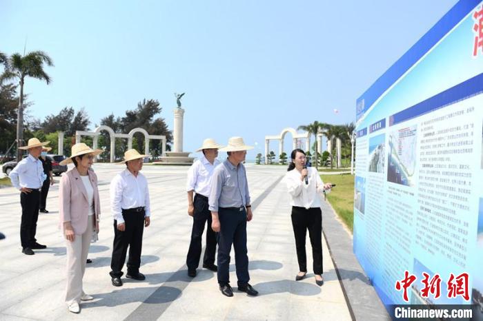 圖為蔡達(dá)峰一行了解北海銀灘景區(qū)改造提升工程情況?！×趾?攝