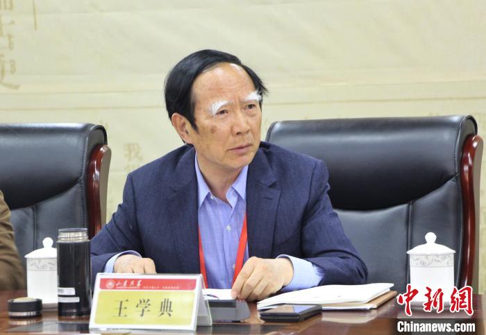 山東大學(xué)儒學(xué)高等研究院執(zhí)行院長、《文史哲》雜志主編王學(xué)典主持首場主題發(fā)言?！≮w曉 攝