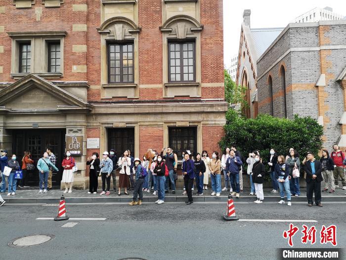 新階層人士走讀“外灘源”?！》队畋?攝