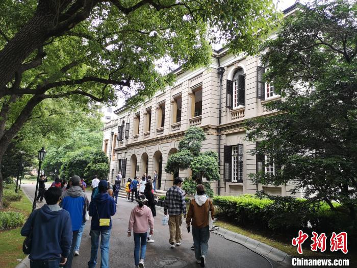 新階層人士參觀英國駐滬領(lǐng)事館?！》队畋?攝