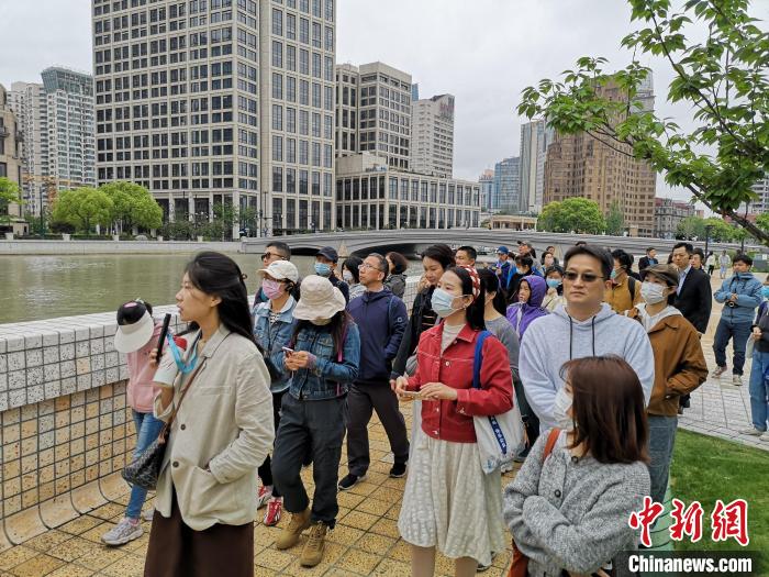 新階層人士走讀黃浦蘇州河沿岸?！》队畋?攝